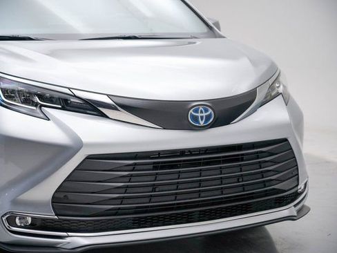 Used 2023 Toyota Sienna XLE image 9