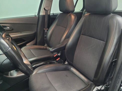 Used 2020 Chevrolet Trax LT w/ LT Convenience Package image 17