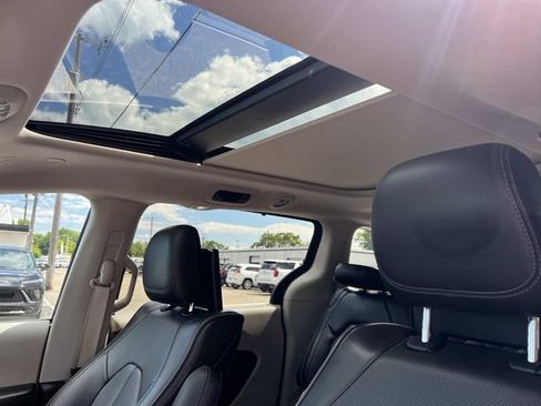 Used 2020 Chrysler Pacifica Limited FWD image 22
