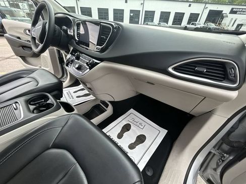 Used 2023 Chrysler Pacifica Touring-L FWD image 29