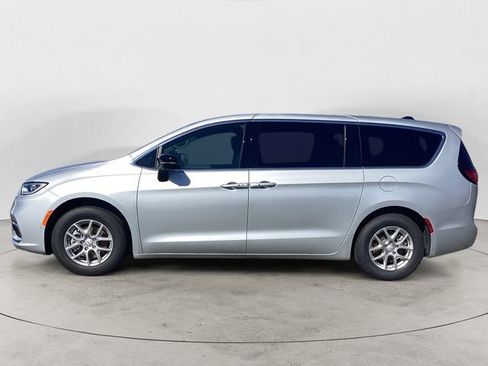 New 2026 Chrysler Pacifica Select image 2