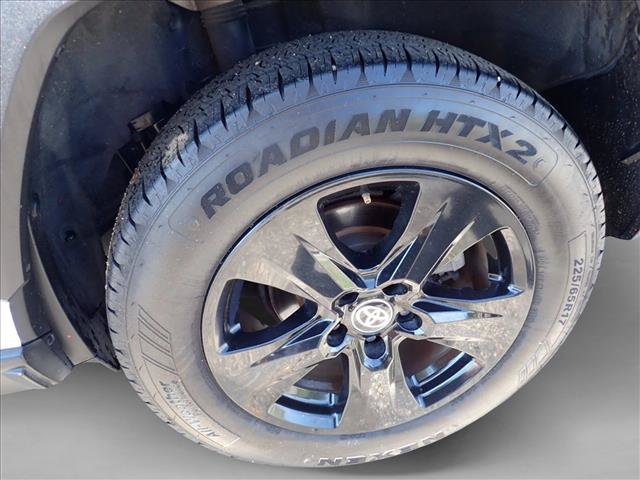Used 2022 Toyota RAV4 XLE AWD/4WD image 7