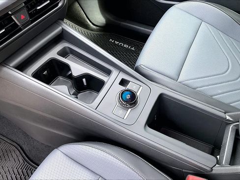 New 2026 Volkswagen Tiguan SE FWD image 7