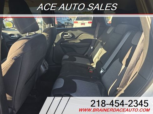 Used 2017 Jeep Cherokee Sport image 6