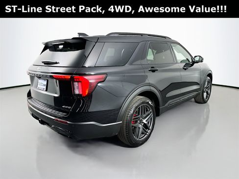 Used 2025 Ford Explorer ST-Line w/ ST-Line Street Pack image 8
