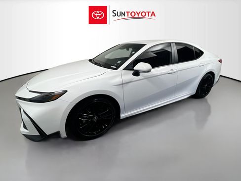 Used 2025 Toyota Camry SE FWD image 9