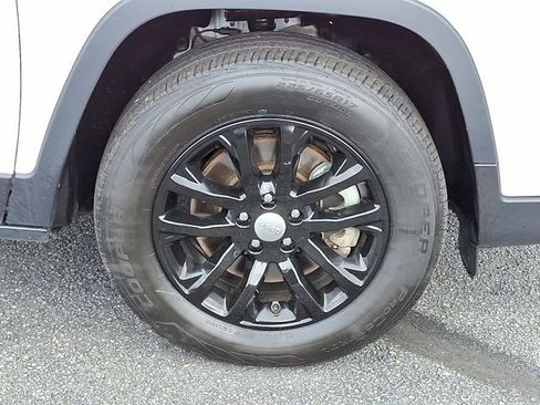 Certified 2022 Jeep Cherokee Latitude Lux image 9