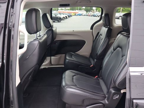 Used 2024 Chrysler Pacifica Touring-L FWD image 5