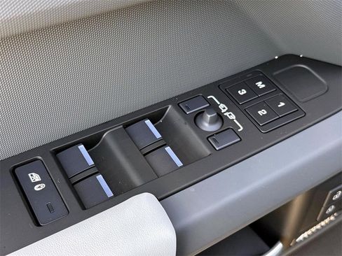 New 2026 Land Rover Defender 130 X-Dynamic SE image 16