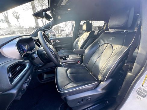 Used 2023 Chrysler Pacifica Limited w/ Uconnect Theater Family Group image 23