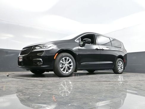 New 2026 Chrysler Pacifica Select AWD/4WD image 42