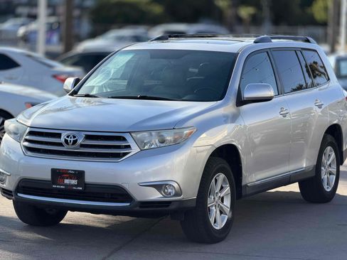 Used 2012 Toyota Highlander SE w/ Tow Pkg FWD image 3