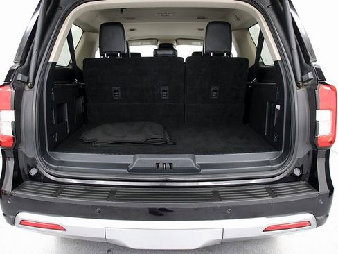 Used 2024 Ford Expedition Max XLT image 29
