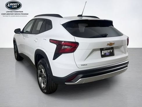 Used 2024 Chevrolet Trax LT w/ Driver Confidence Package FWD image 5