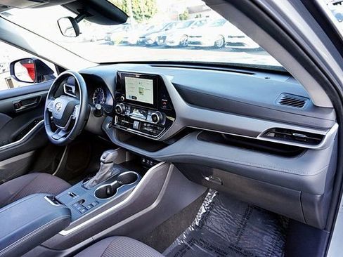 Used 2025 Toyota Highlander LE FWD image 10