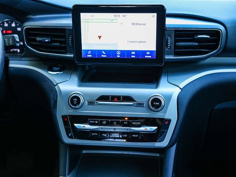 Used 2022 Ford Explorer XLT w/ Equipment Group 202A image 19