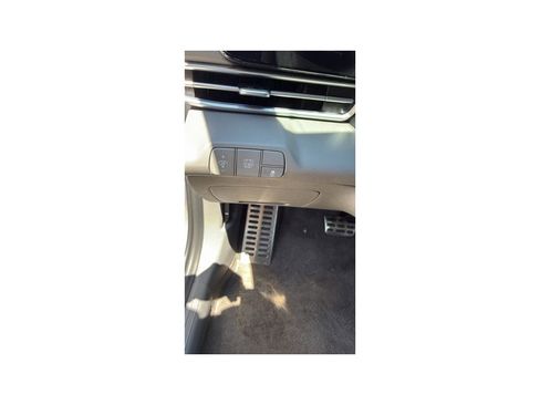 Used 2025 Hyundai Elantra SEL FWD image 13