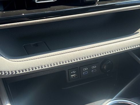 Used 2022 Toyota Highlander XLE AWD/4WD image 27