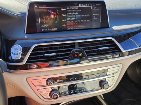 Used 2022 BMW 740i xDrive w/ M Sport Package image 33