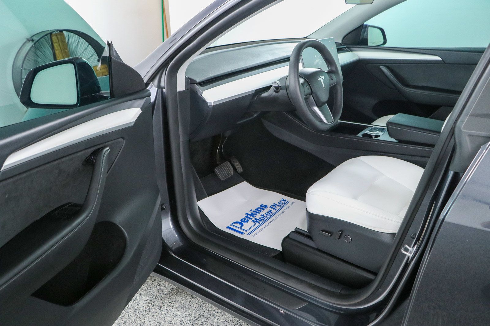 Used 2024 Tesla Model Y Long Range RWD image 3