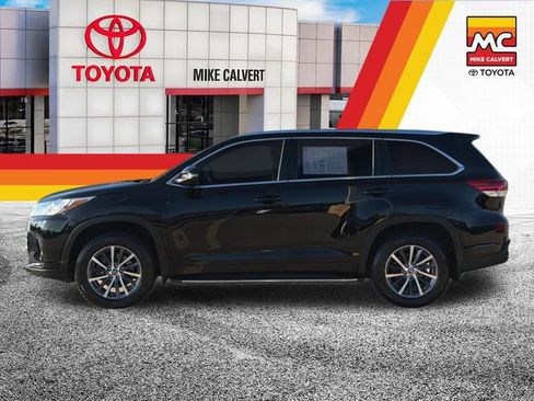 Used 2017 Toyota Highlander XLE FWD image 2