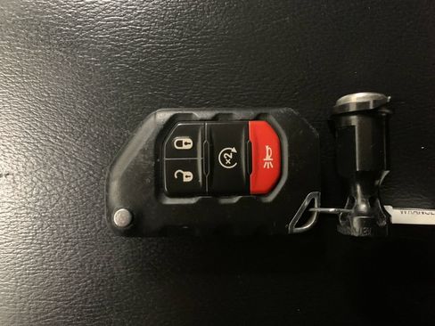 Used 2019 Jeep Wrangler Unlimited Sahara w/ Cold Weather Group AWD/4WD image 16