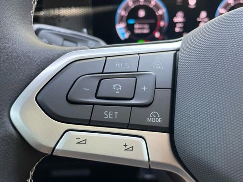 New 2026 Volkswagen Tiguan SE FWD image 18