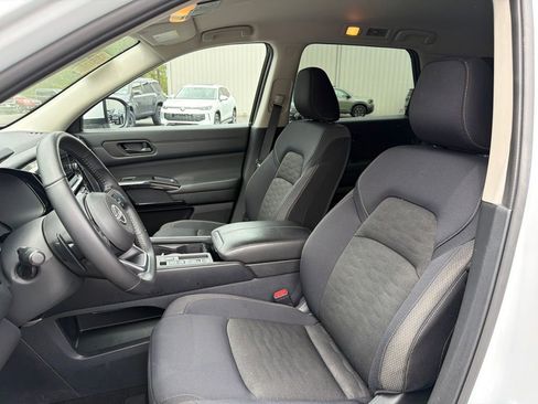 Used 2025 Nissan Pathfinder SV FWD image 10