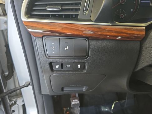 Used 2017 Kia Cadenza Premium w/ Luxury Package image 28