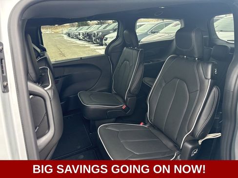 New 2026 Chrysler Pacifica Limited image 31
