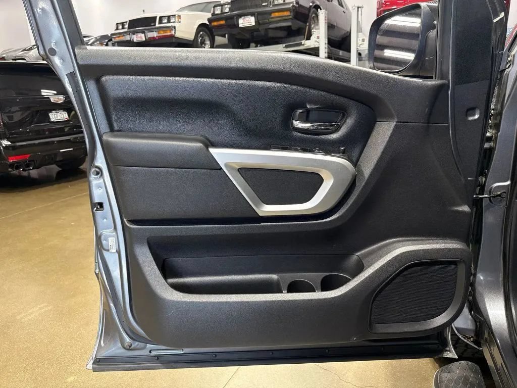Used 2019 Nissan Titan SV AWD/4WD image 11