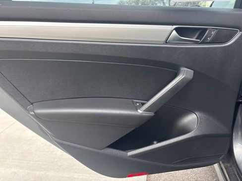 Used 2017 Volkswagen Passat 1.8T S image 15