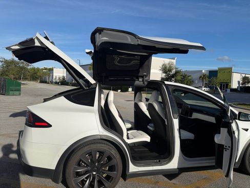 Used 2022 Tesla Model X image 30