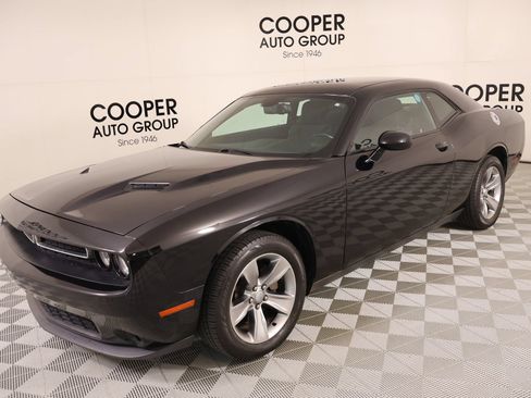 Used 2016 Dodge Challenger SXT RWD image 8
