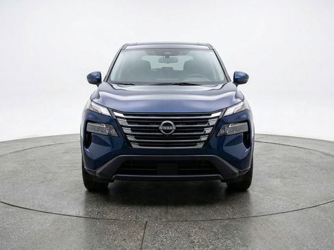 Used 2025 Nissan Rogue SV image 2