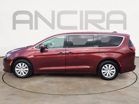 Used 2018 Chrysler Pacifica L FWD image 9
