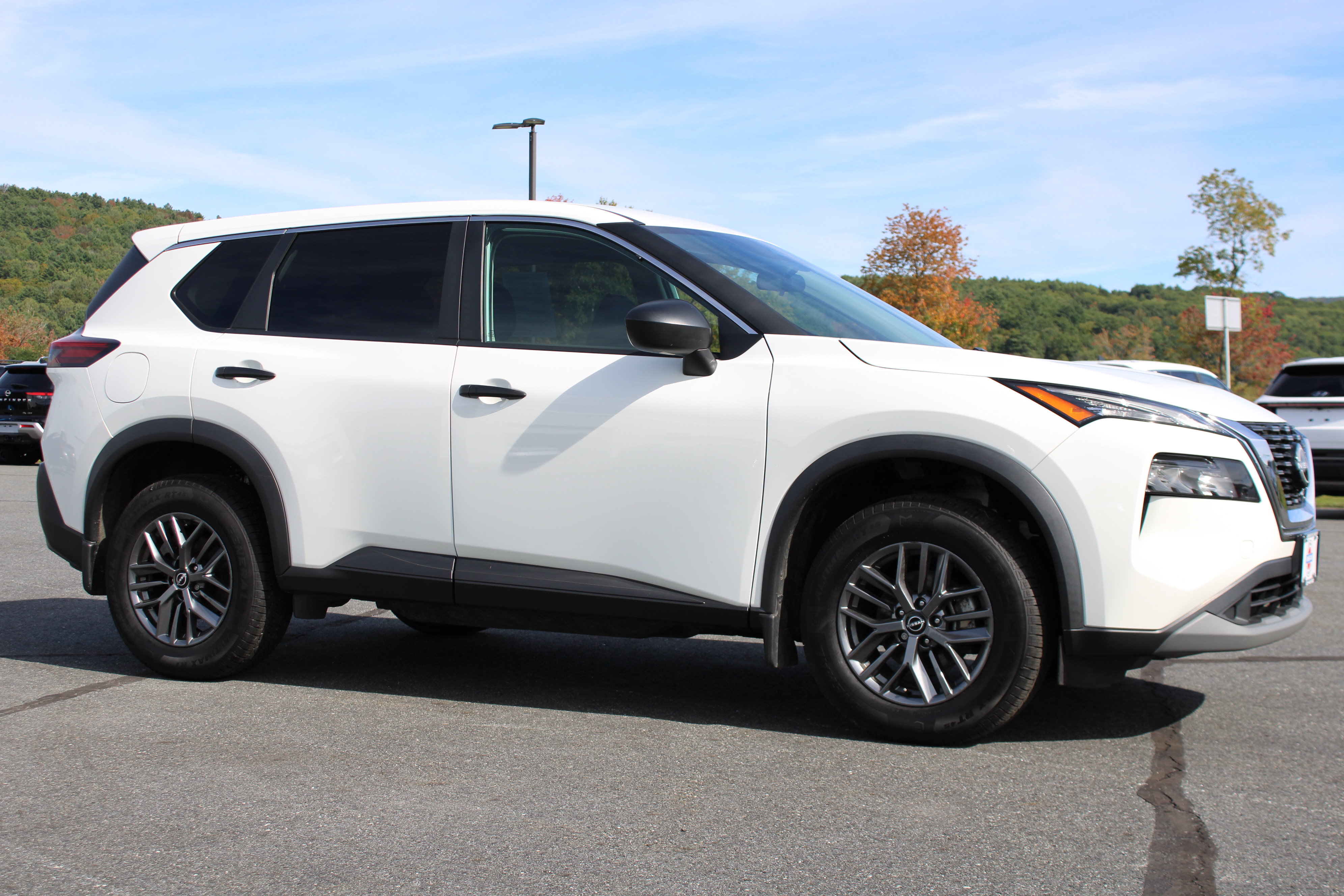 Used 2023 Nissan Rogue S AWD/4WD image 4