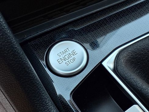 New 2025 Volkswagen Taos SE image 18