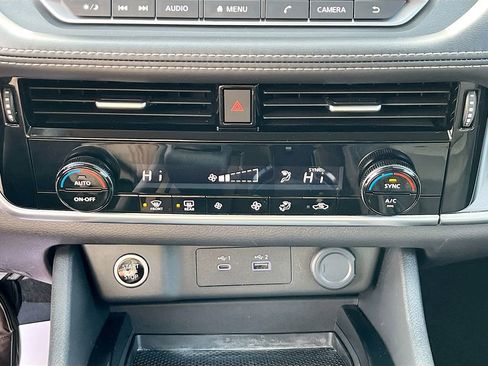 Used 2023 Nissan Rogue SV image 28