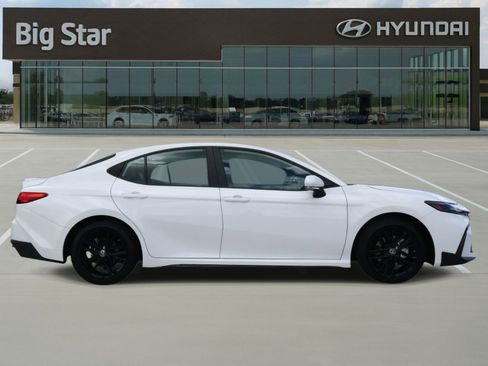 Used 2025 Toyota Camry SE FWD image 5