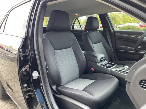 Used 2022 Chrysler 300 Touring image 30