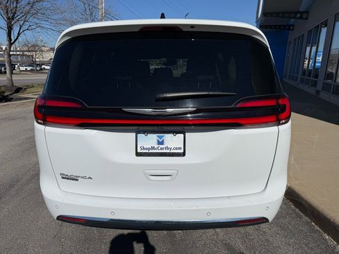 Used 2024 Chrysler Pacifica Touring-L image 7