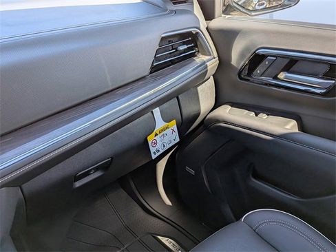 Used 2025 Chevrolet Suburban Premier image 17