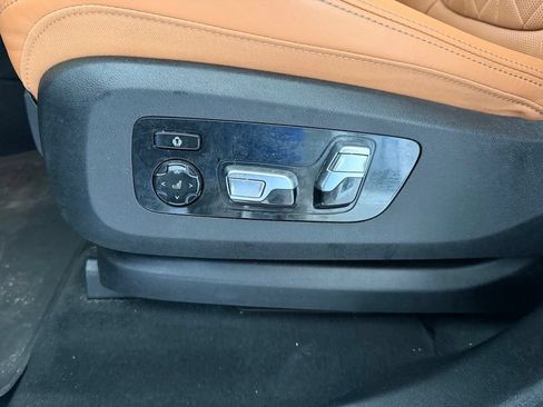 Used 2023 BMW X7 xDrive40i w/ M Sport Package AWD/4WD image 48