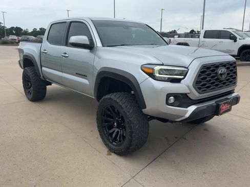 Used 2022 Toyota Tacoma TRD Off-Road AWD/4WD image 3
