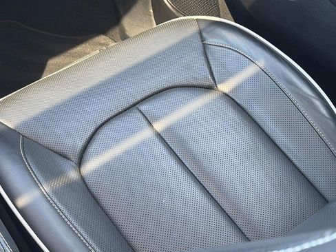 Used 2025 Chrysler Pacifica Limited FWD image 17