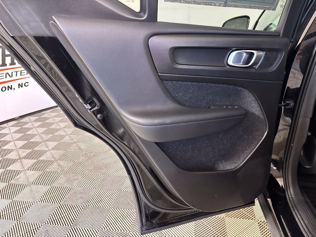 Used 2019 Volvo XC40 T5 Momentum AWD/4WD image 19