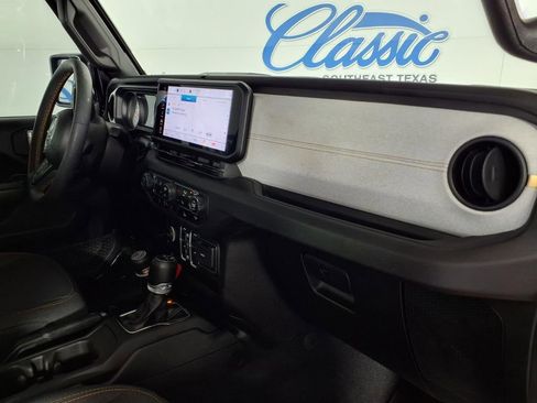 Used 2024 Jeep Gladiator Sport AWD/4WD image 12