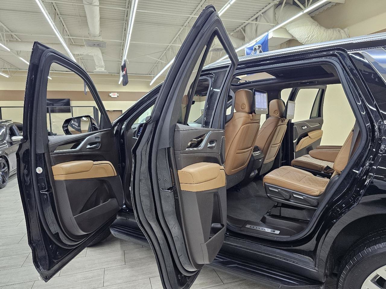Used 2021 Cadillac Escalade Premium Luxury RWD image 17