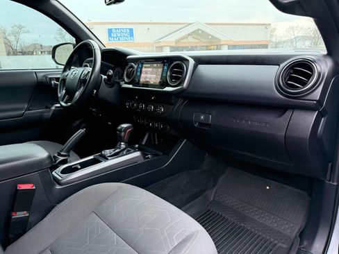 Used 2019 Toyota Tacoma TRD Sport w/ Technology Package image 16